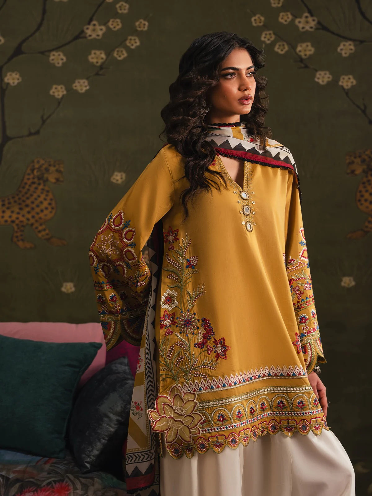 Sunehri 3pc Embroidered Dress (Farshi Shalwar)